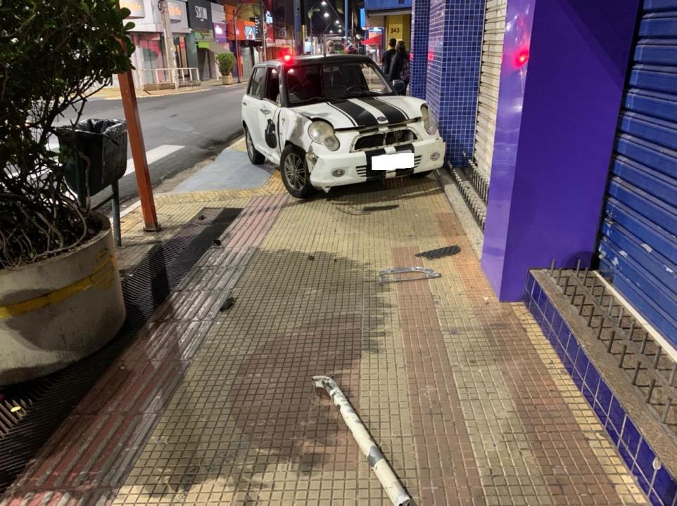 Foto 3 de 10 — Carro vai parar na calçada após acidente com moto no Centro de Araraquara